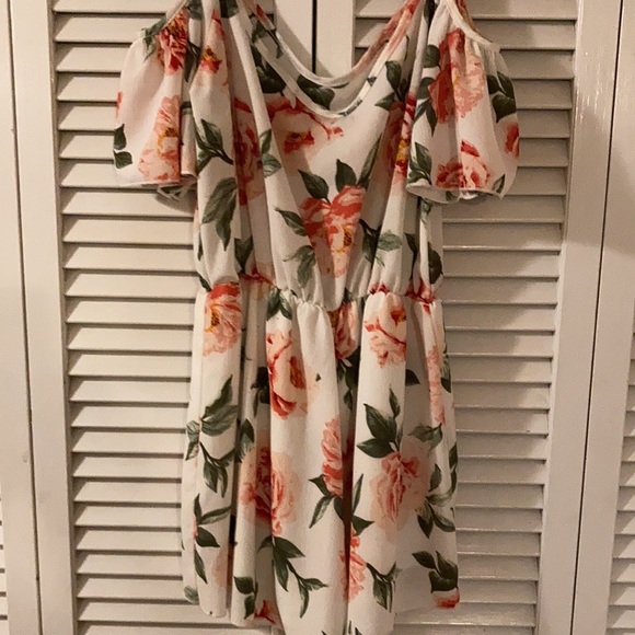 Short Flowery Romper. So cute! Sz M - Picture 4 of 4